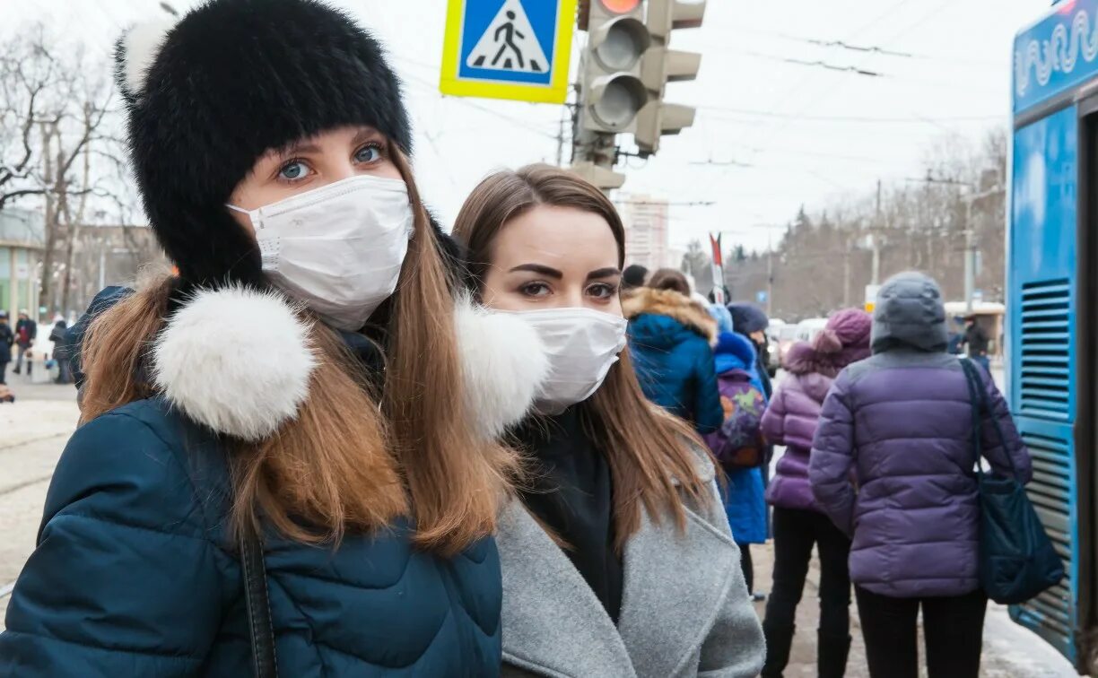 Люди в масках на улице зимой. Люди в медицинских масках на улице. Девушка в маске на улице. Девушка в маске медицинской на улице. Орви на улице