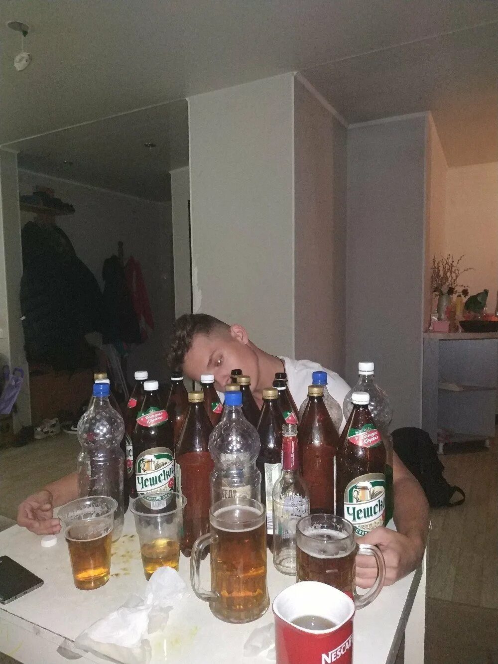 Вечеринка алкоголь. Тусовка в коттедже. Тусовка с алкоголем. Алкоголь гулянка. Туса в коттедже.
