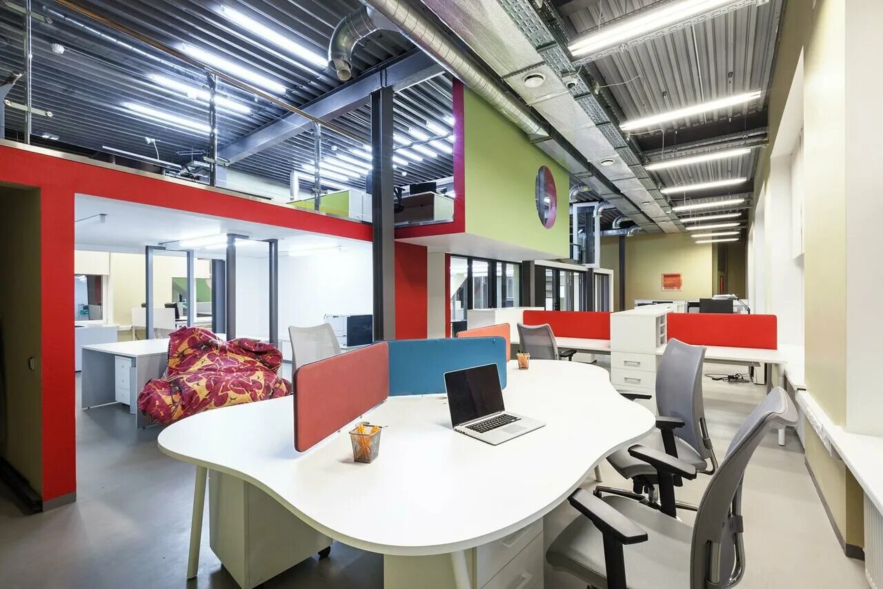 планировка офиса open space. рабочий стол в офисе. офисная мебель. офисная мебель опен спейс. какой офис можно открыть.