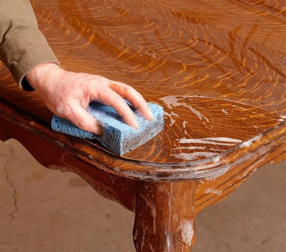 Полирование дерева. Полировка деревянной поверхности. Полировка стола из дерева. Покрытие лаком деревянных поверхностей.