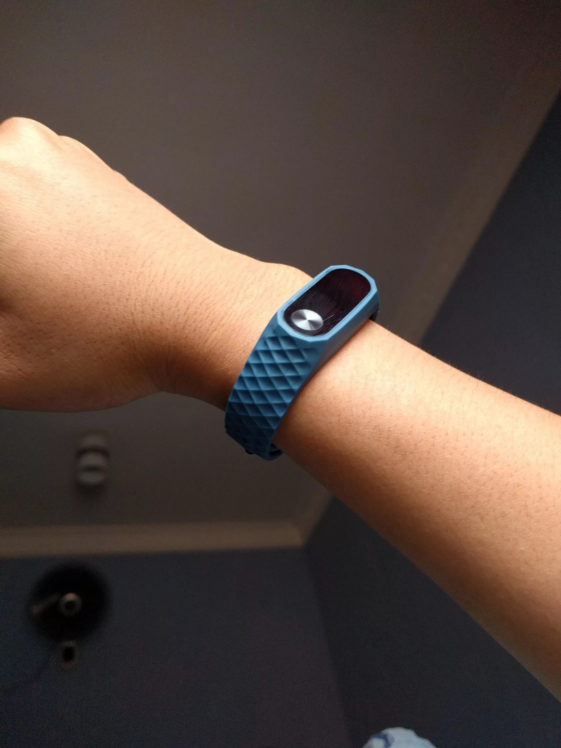 4 geoshell wearables. Фитнес браслет fitbit. Умный браслет хиаоми ми банд 5. Как одеть браслет на смарт часы. Смарт браслет ксиоми 1s play.