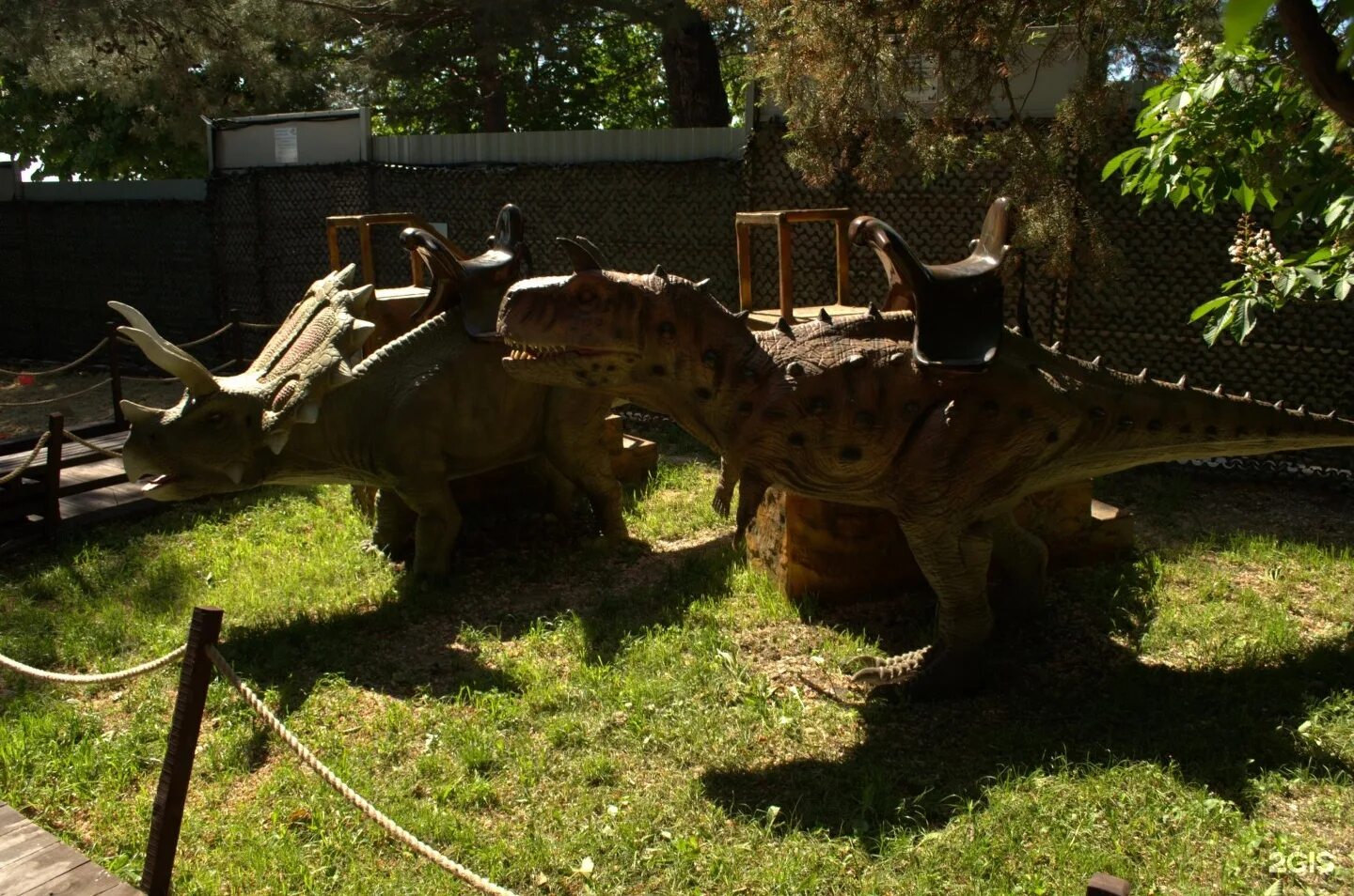 Парк про динозавров. Парк динозавров Затерянный мир Екатеринбург. Парк динозавров Затерянный мир Адлер.