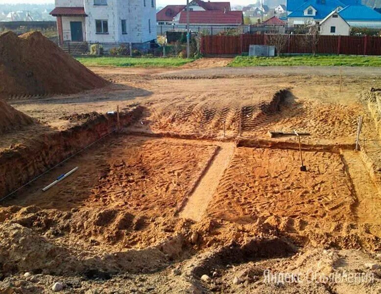 засыпка грунтом фундамента. обратная засыпка пазух траншеи. засыпка песком. засыпка траншеи песком. засыпка трубопровода песком.