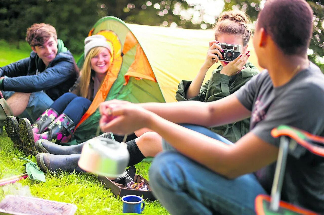 Student camp. Пикник с друзьями на природе. Друзья в походе. Активный отдых на природе. Туристы на природе.