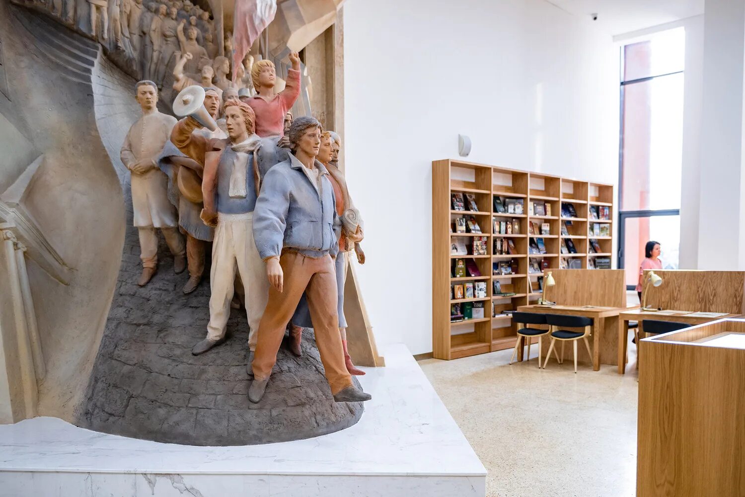 Пьедестал в читальном зале. Пьедестал в читальном зале. Пьедестал в читальном зале. Библиотека изнутри современная. Казань библиотека национальная нкц книгохранилище.