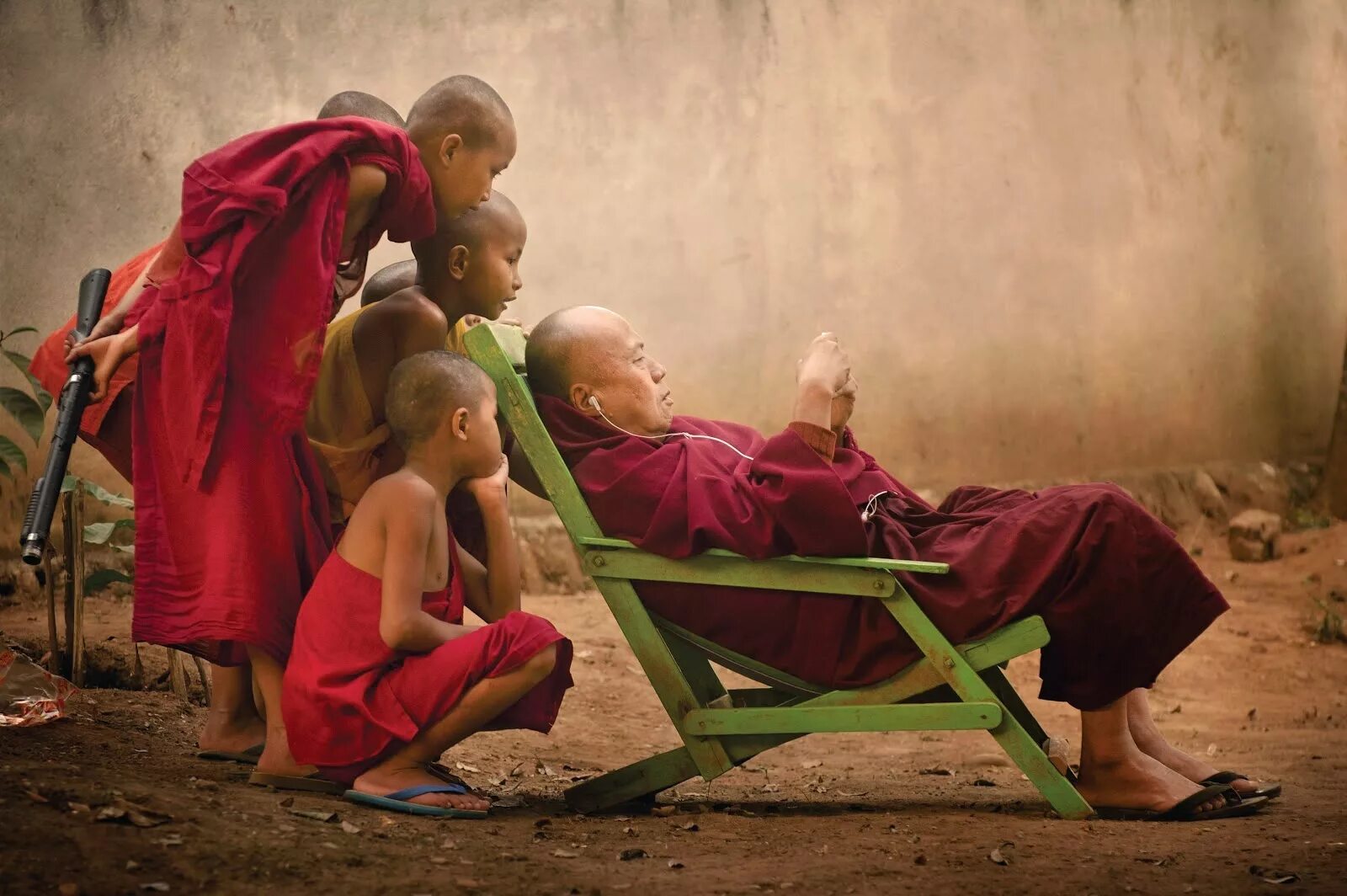 Жизнь учителя дзен. Буддийский учитель и ученик. Буддийский монах. Буддийский монах с учениками. Веселый буддист.