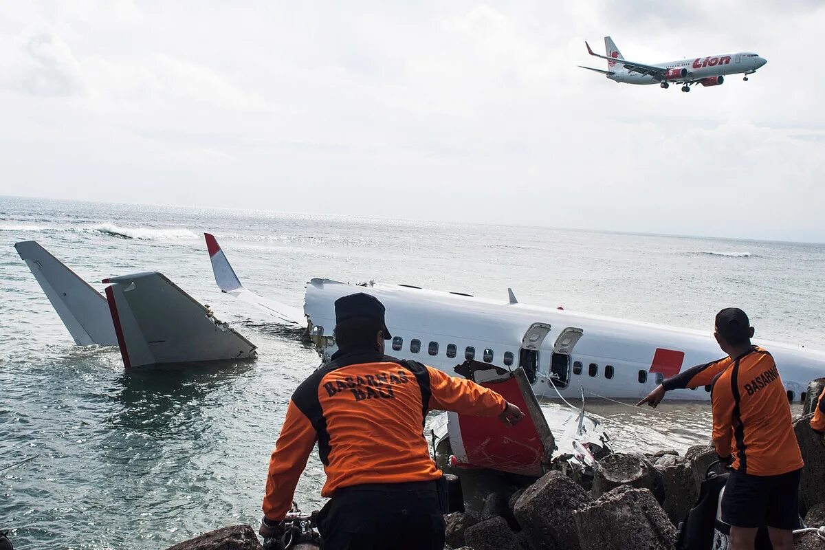 Какой самолет упал в море. Катастрофа Boeing 737 в Индонезии. Катастрофы самолетов Boeing 737 Max. 737 Макс Индонезия катастрофа.