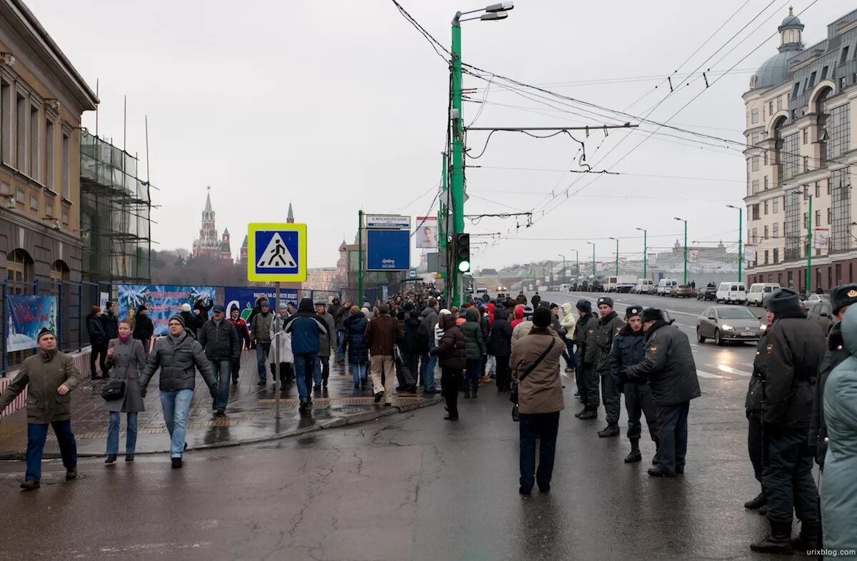 Сделано в москве болотная площадь. Сквер на болотной площади в москве. митинг на болотной 2011. болотная площадь митинг 2011. сквер 800 летия москвы болотная площадь.