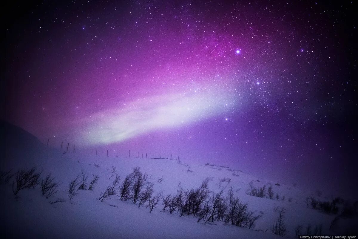 Пурпурное сияние. Фиолетовое полярное сияние. Фиолетовое северное сияние. Фиолетовый фон. Полярное сияние.