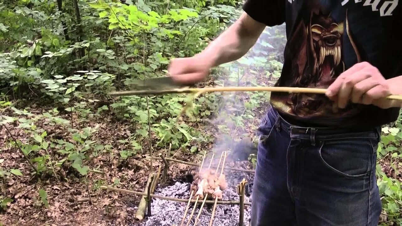 Как делают шашлык видео. Шашлык в лесу без мангала. видео с шашлыками с костром. как пожарить шашлык в лесу без мангала. набор шампуров с мангалом походным.