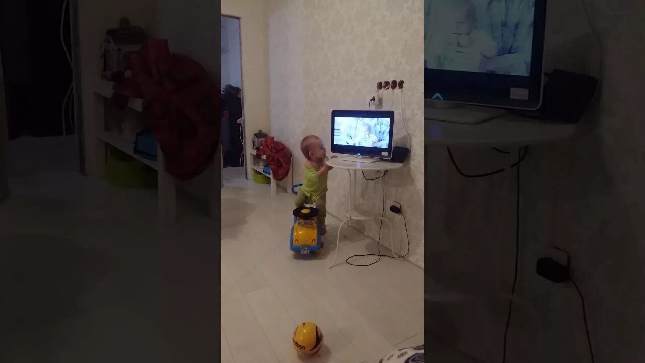 Малыш разбил телевизор. Ребенок уронил телевизор. Телевизор падает на ребенка. На ребенка упал телевизор. Дед разбил телевизор