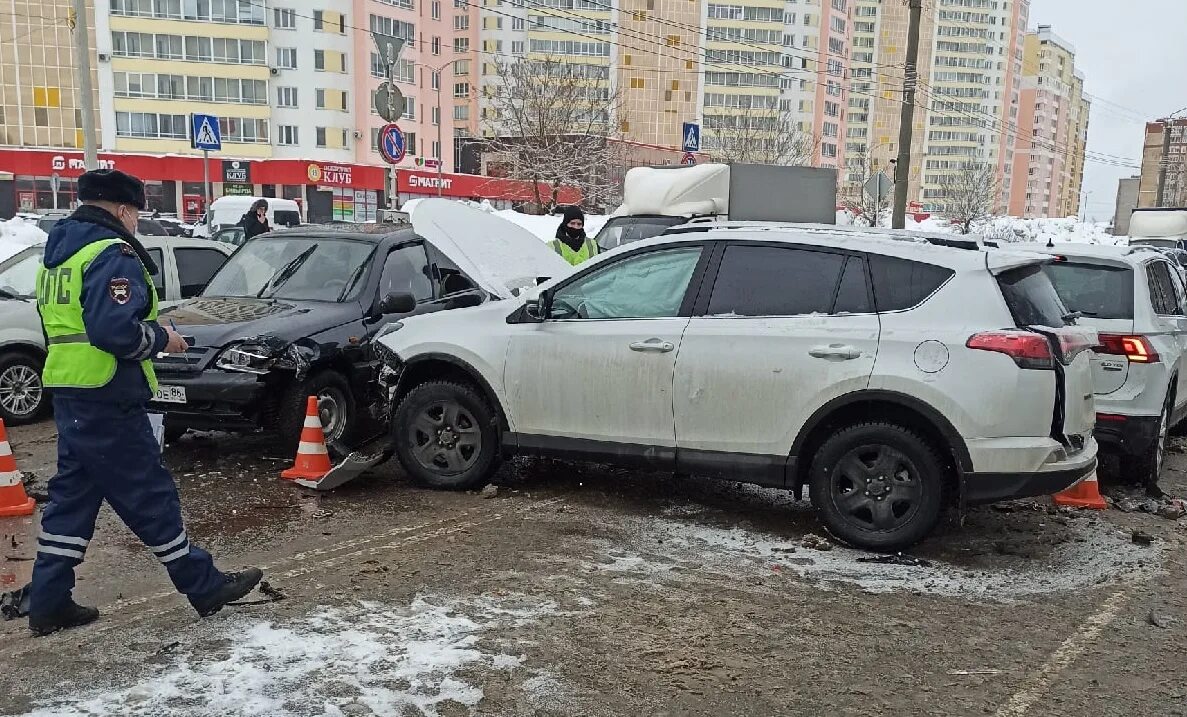 Происшествия в кирове за последние сутки. Происшествия в кирове за последние сутки. Массовое дтп сегодня в кирове. Дтп сервис киров. Перевернулась скорая киров.