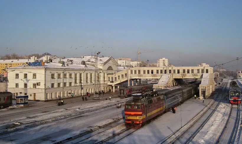 Спб киров поезд. ЖД вокзал Киров. Железнодорожный вокзал Киров, Киров. Киров ЖД вокзал 2000. Кировский вокзал в Кирове.