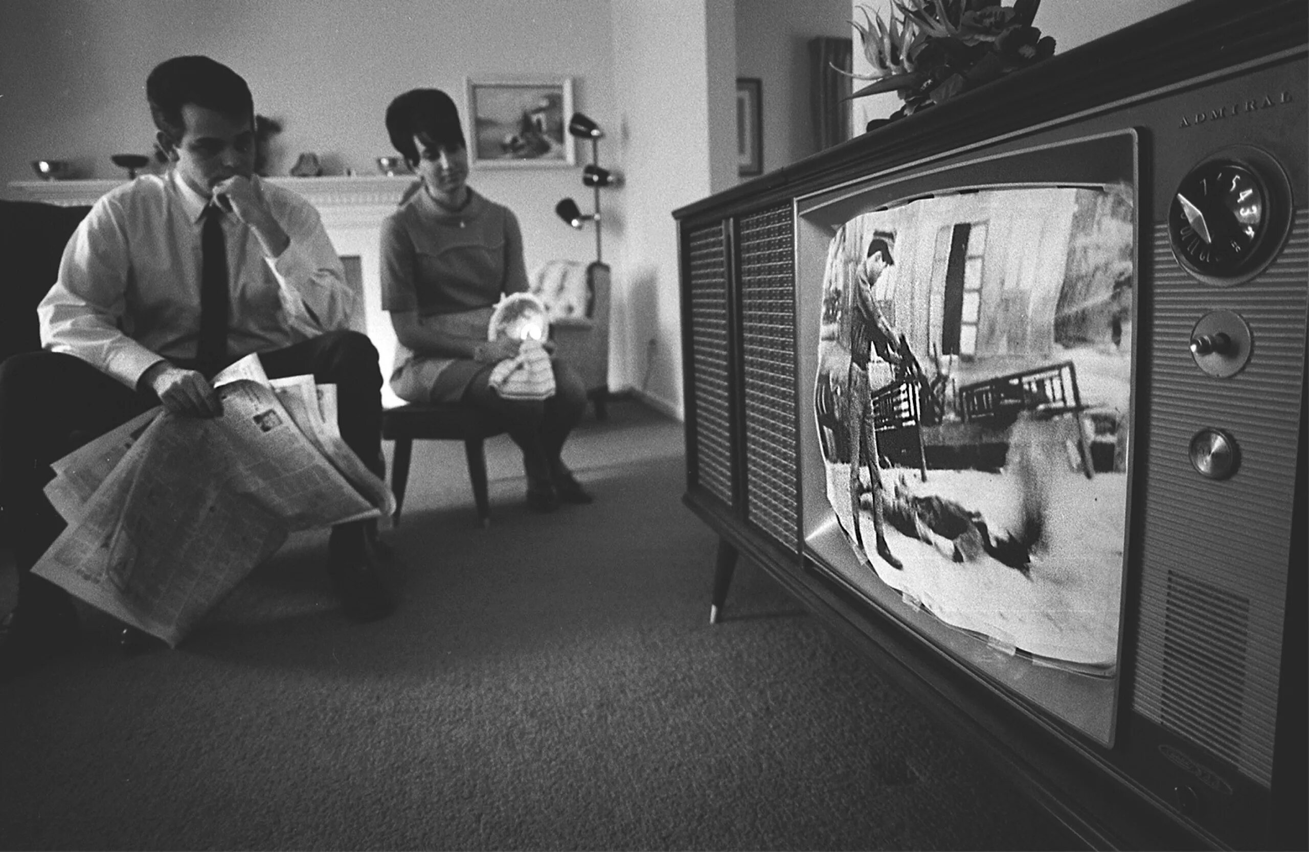 Television and newspapers. Телевизор СМИ. Телевизор США. Старый телевизор. Фотосессия с телевизором.