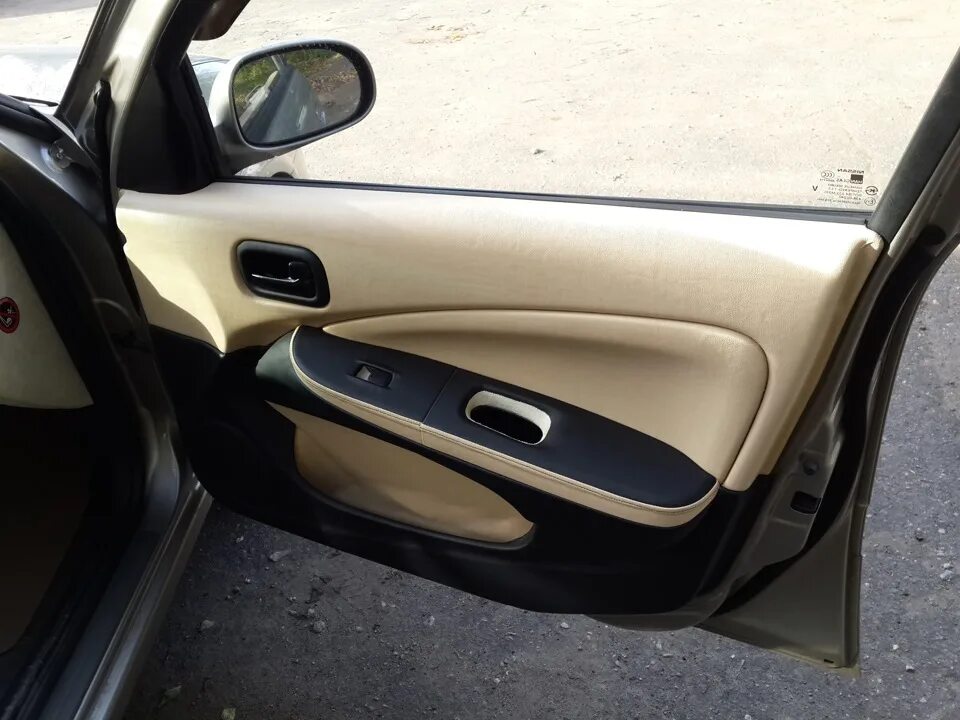 Обшивка дверей nissan bluebird sylphy g11. Дверные карты ниссан альмера g15. Ниссан альмера g15 обшивка двери. Карты дверей ниссан альмера классик. Карта двери ниссан альмера.