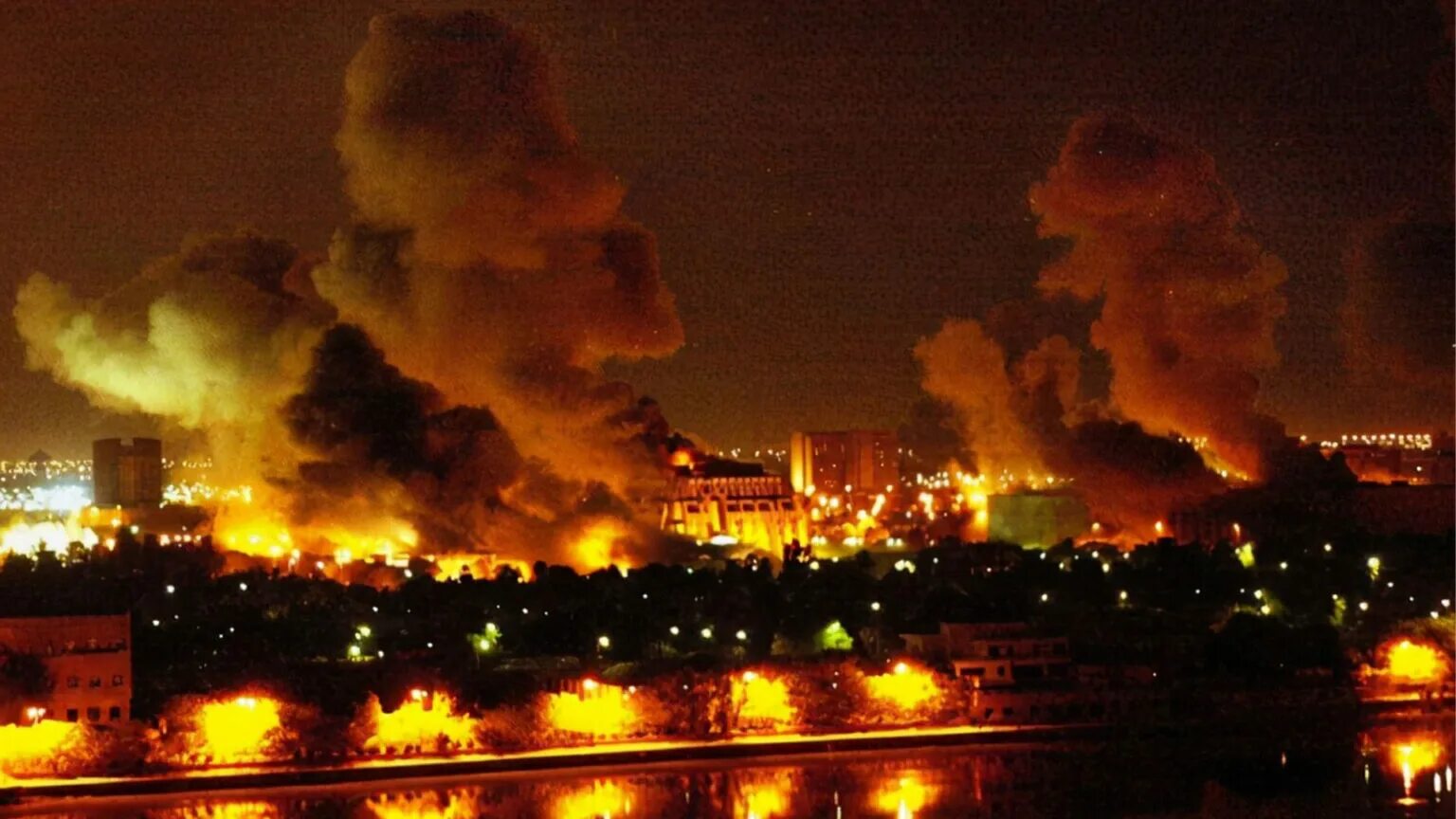 Бомбардировка югославии 1999 жертвы. Бомбардировки югославии. Бомбёжка белграда 1999. Почему бомбили югославию. Бомбёжка белграда 1999.