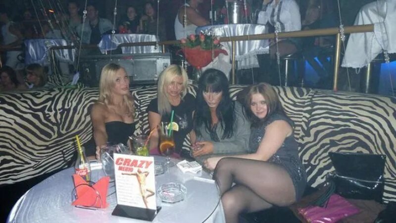 Снял двух после клуба. Пьяные девушки в кафе. Жена в ночном клубе. Пьяные девушки в ночном клубе. Русские женщины в клубах.