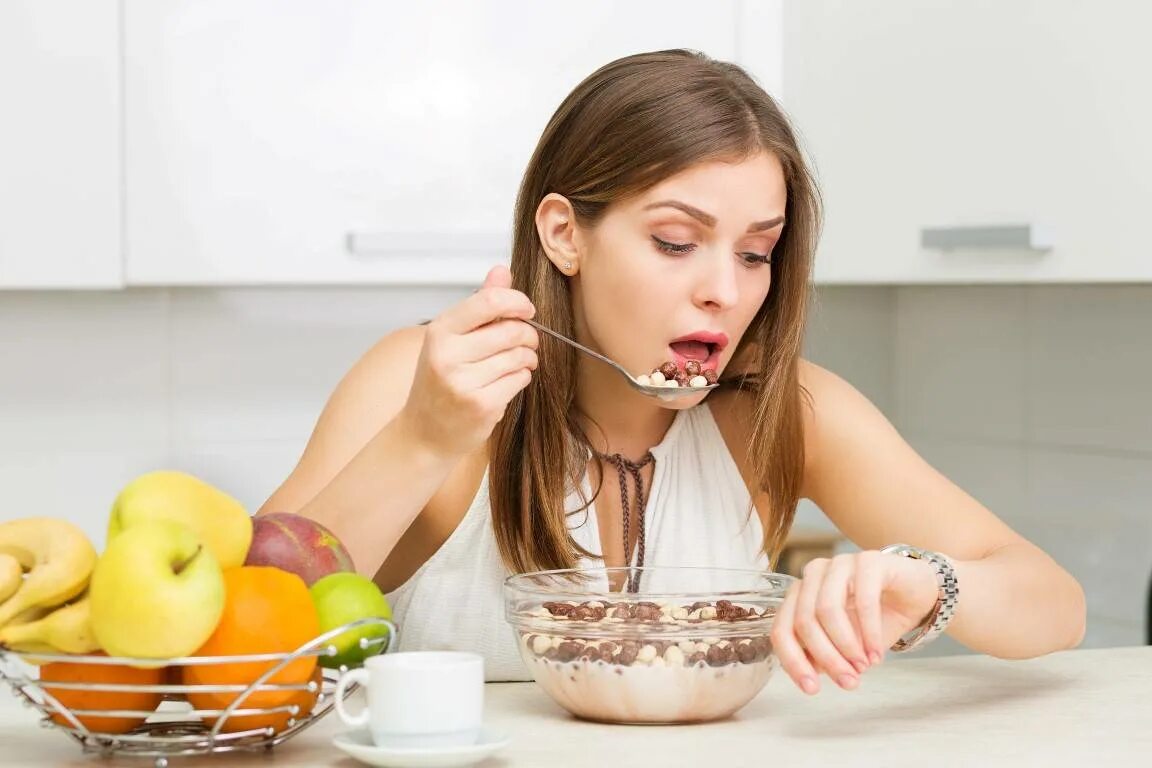 Необходимо очень тщательно. Девушка кушает. девушка завтракает. тщательное пережевывание пищи. человек завтракает.