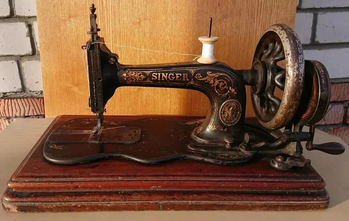 Сколько стоят старинные машинки. Швейная машинка (Zinger super 2001). Швейная машинка Singer Зингер. Швейная машинка Зингер раритет. Швейная машина Зингер старинная.