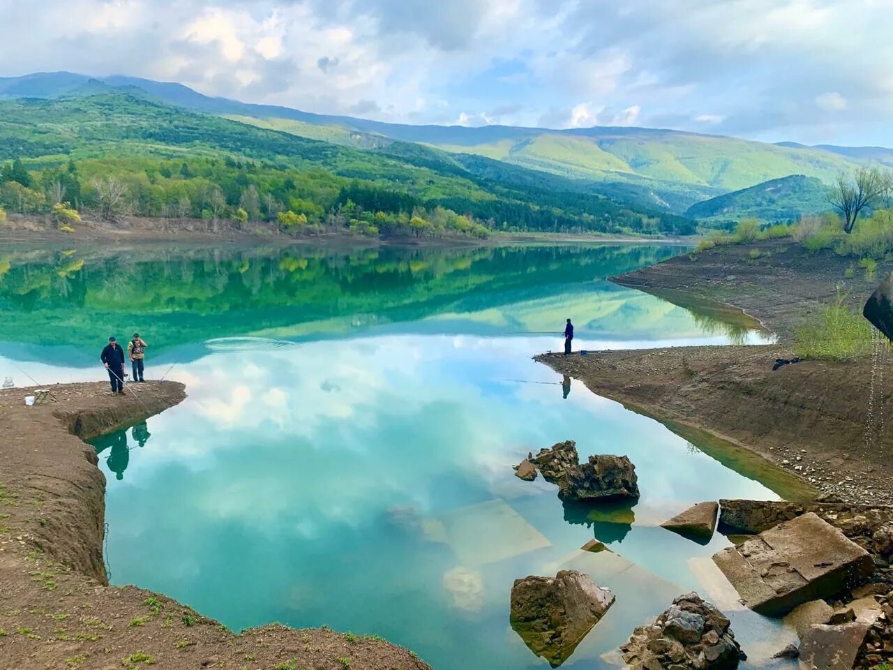 Голубое озеро Гафурийский район. Голубое озеро в Крыму. Бирюзовое озеро Крым Бахчисарайский. Голубое озеро Башкортостан Гафурийский район. Голубое озеро крым