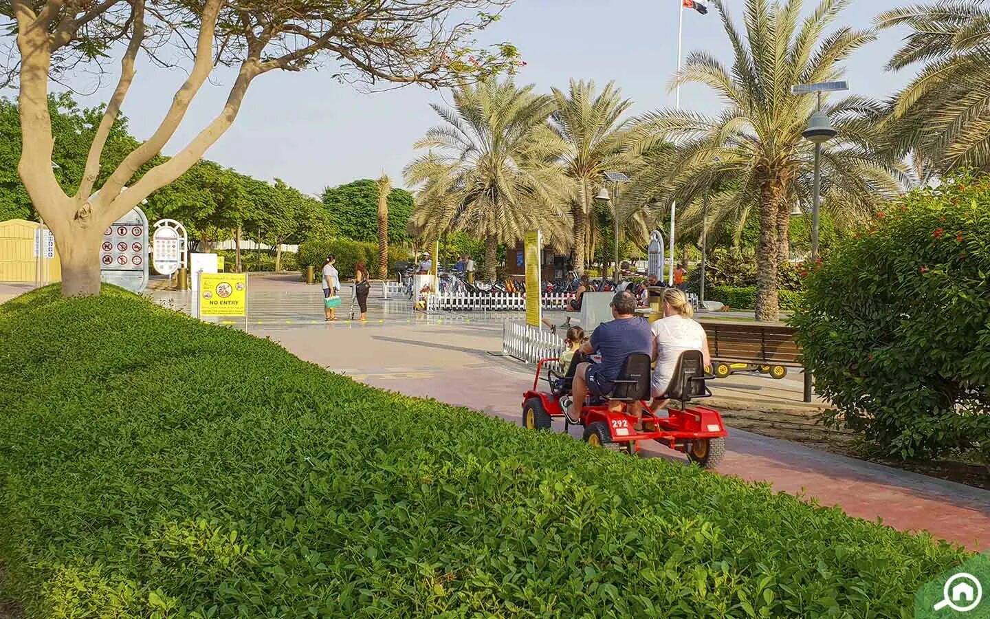 Al barsha pond park дубай фото. Парк аль-барша. Al barsha park. Парк al qouz pond park. Barsha pond park.