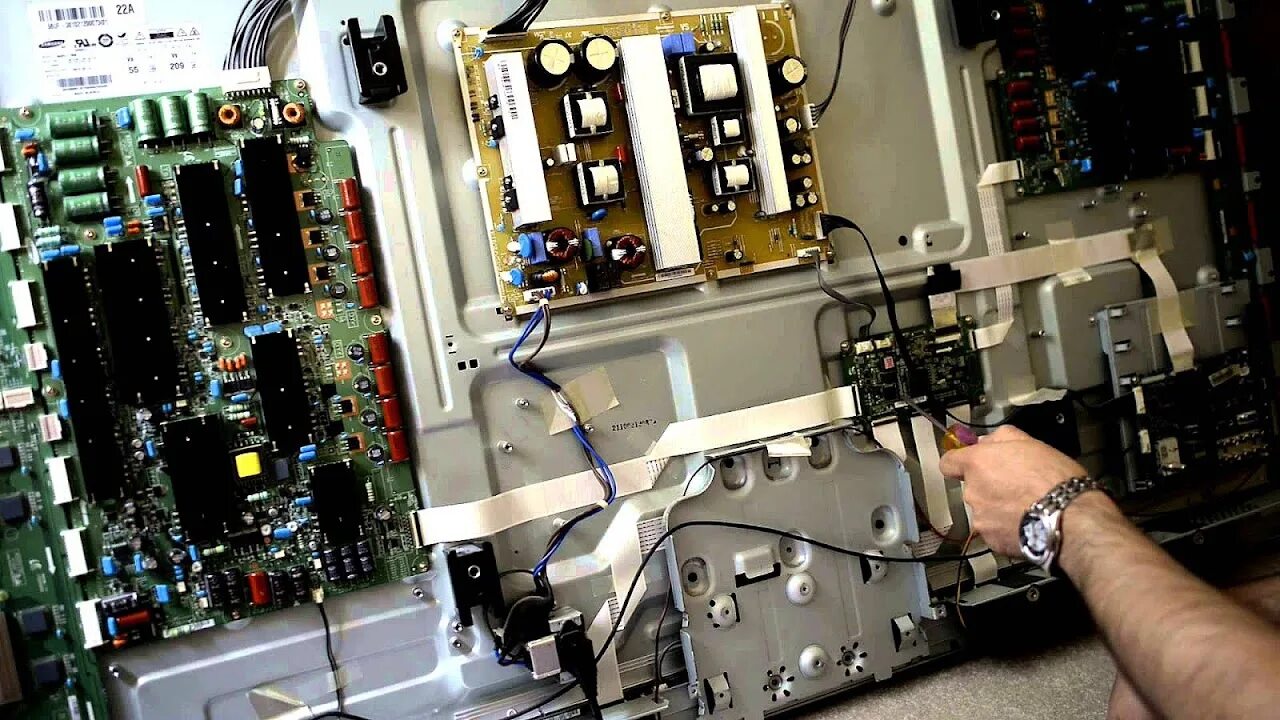 Ремонт телевизоров рядом со мной на карте. Ремонт телевизоров рядом со мной на карте. Разобранный телевизор. Мастер чинит телевизор. Ремонт ноутбуков.