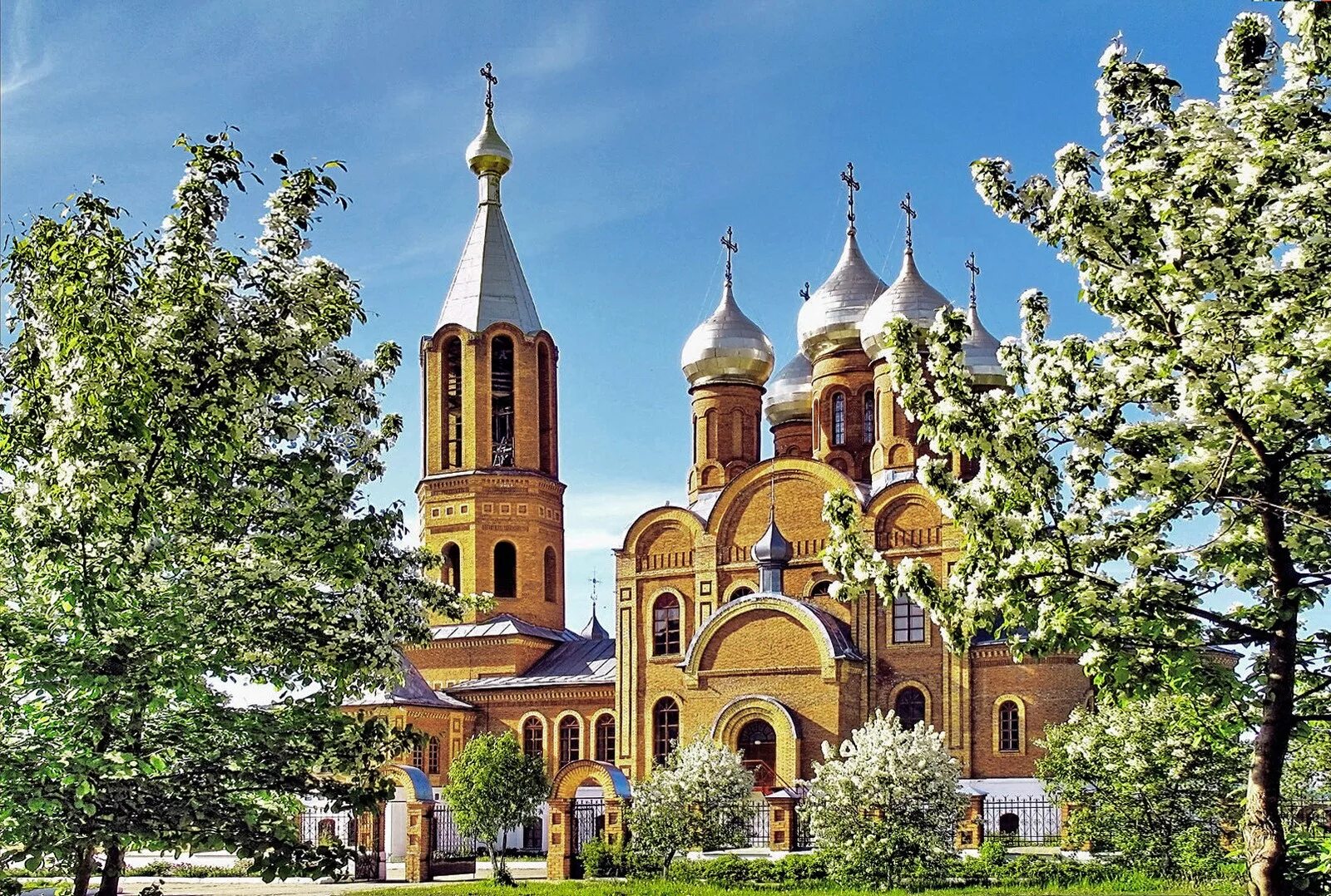 Фото кирово. Церковь Кирово-Чепецк. Всехсвятский собор Кирово-Чепецка. Церковь Кирово-Чепецк набережная. Всехсвятская Церковь в Кирово-Чепецке.