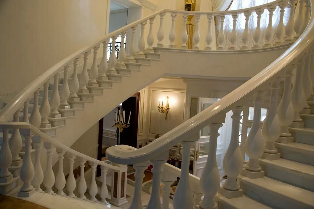 балюстрады для лестницы на второй этаж. балюстрада в эпоху возрождения. архикамень балюстрада. дагестанский камень балясины перила. балюстрада иерусалим.