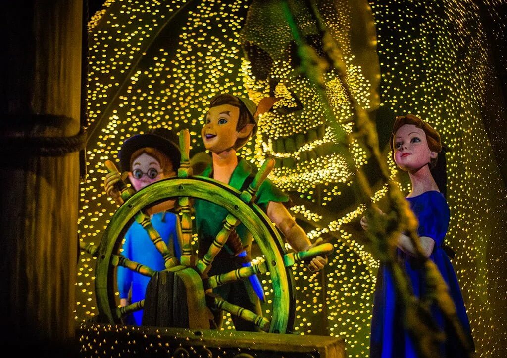 Диснейленд песня. Peter Pan’s Flight Диснейленд. Peter Pans Flight Диснеевские аттракционы. Disneyland Paris attractions. Аттракцион Америка поет Диснейленд.