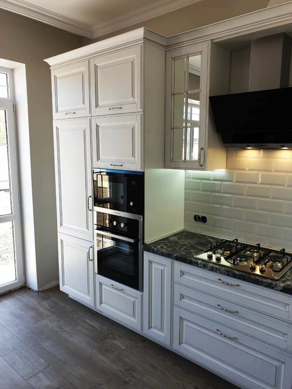 Вытяжка бош неоклассика в интерьере. Bosch неоклассика микроволновка. Вытяжка бош неоклассика. Бош неоклассика микроволновка встраиваемая. Бош неоклассика микроволновка.