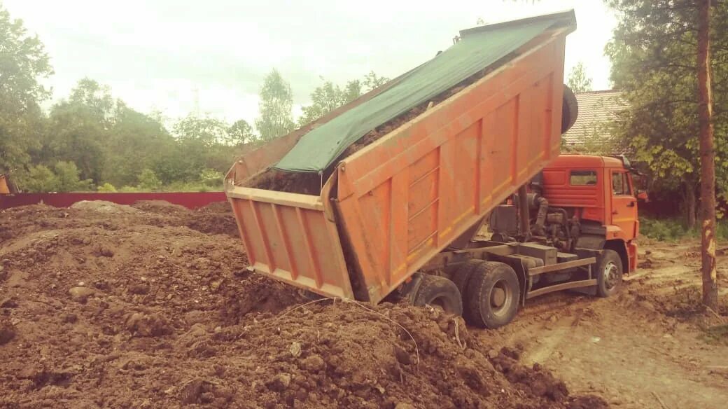 Доставка земли на участок цена. Котлованный грунт. Грунт котлованный КАМАЗ. Разгрузка грунта. Грунт для отсыпки.