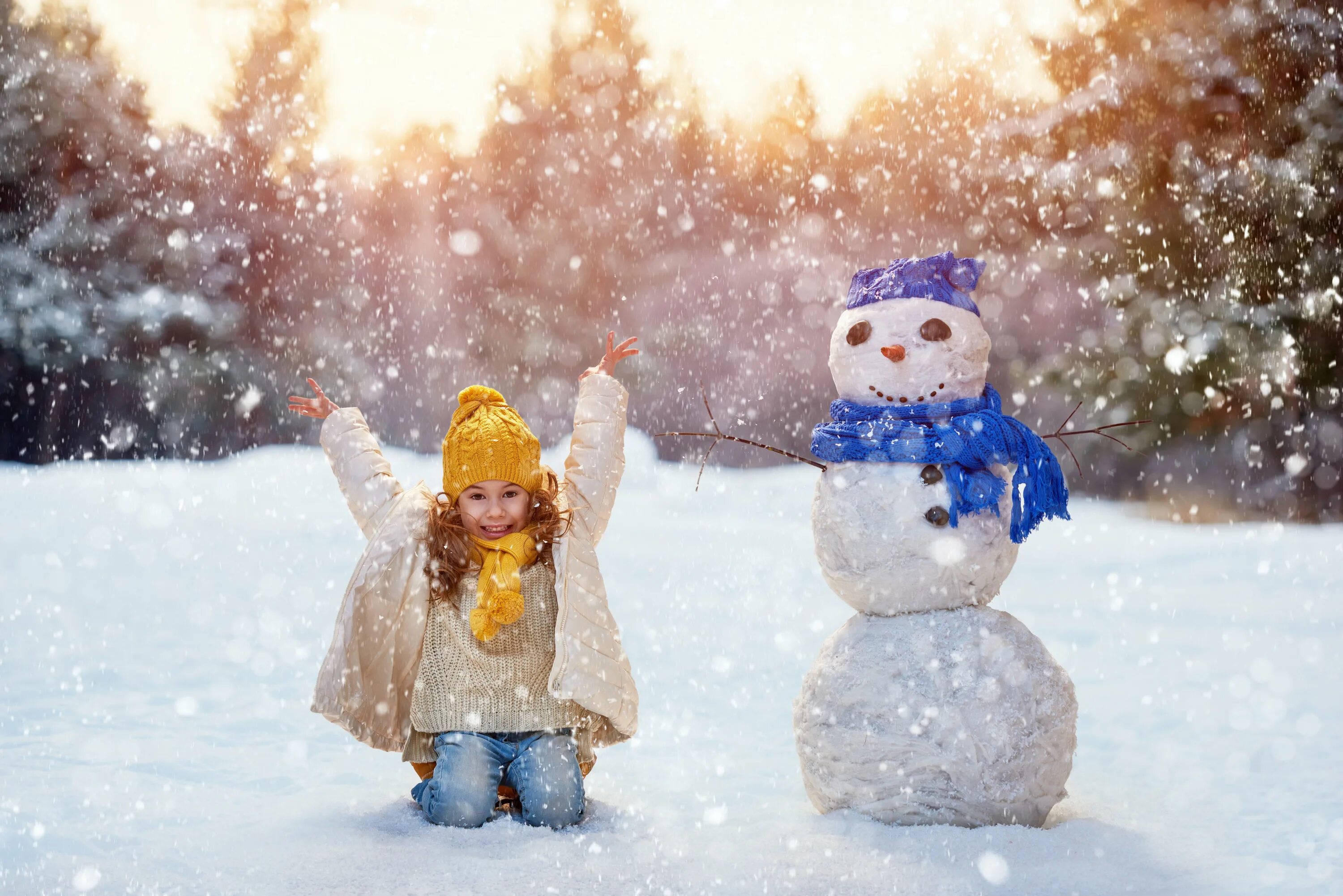 Снежок не радует на дорогу падает. Радость зимой. Зима для детей. Дети зимой. Счастливые дети зимой.