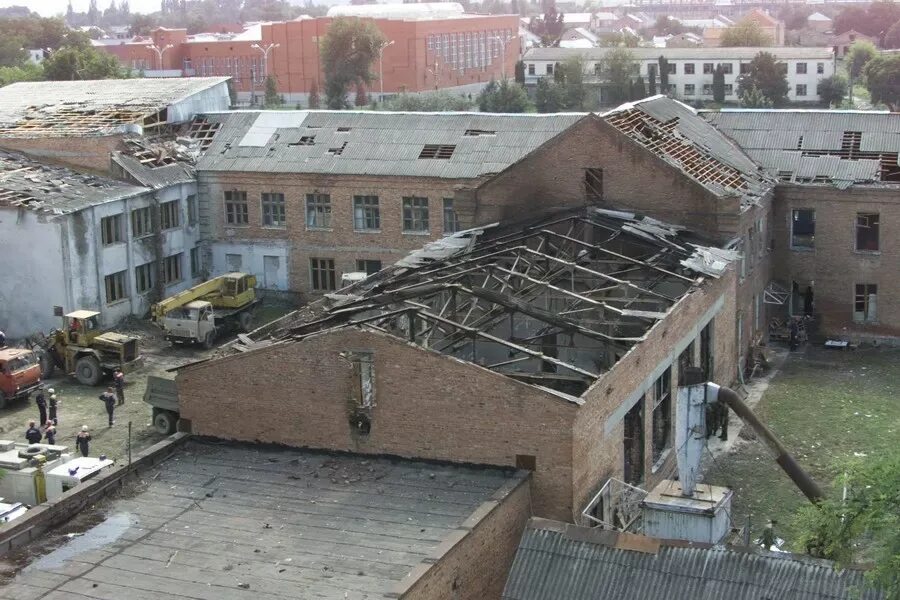 Школа 1 Беслан до теракта. Теракт в Беслане 1 сентября. Беслан теракт в школе террористы