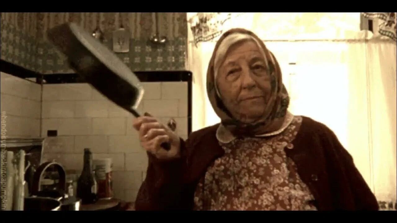 Хулиган смотрит бабку алку. Новый хит бабки алки. Хулиган смотрит бабку алку. Бабка посцала. Хулиган смотрит бабку алку.
