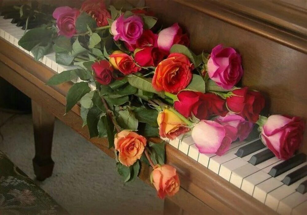 Красивая песня пожелание. Цветы на рояле. Цветы на пианино. Пианино с цветами. Музыкальный букет цветов.