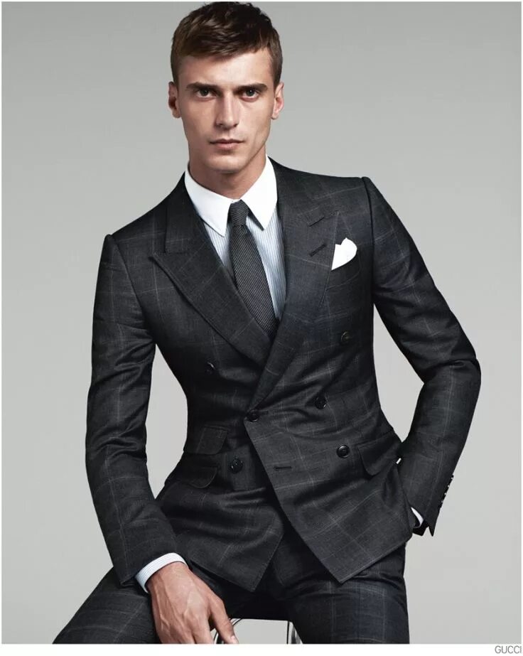 Mujskoy kuytyum. Tom ford man suit. Шон о прай hugo boss. Мужчина. Стильный деловой костюм мужской.