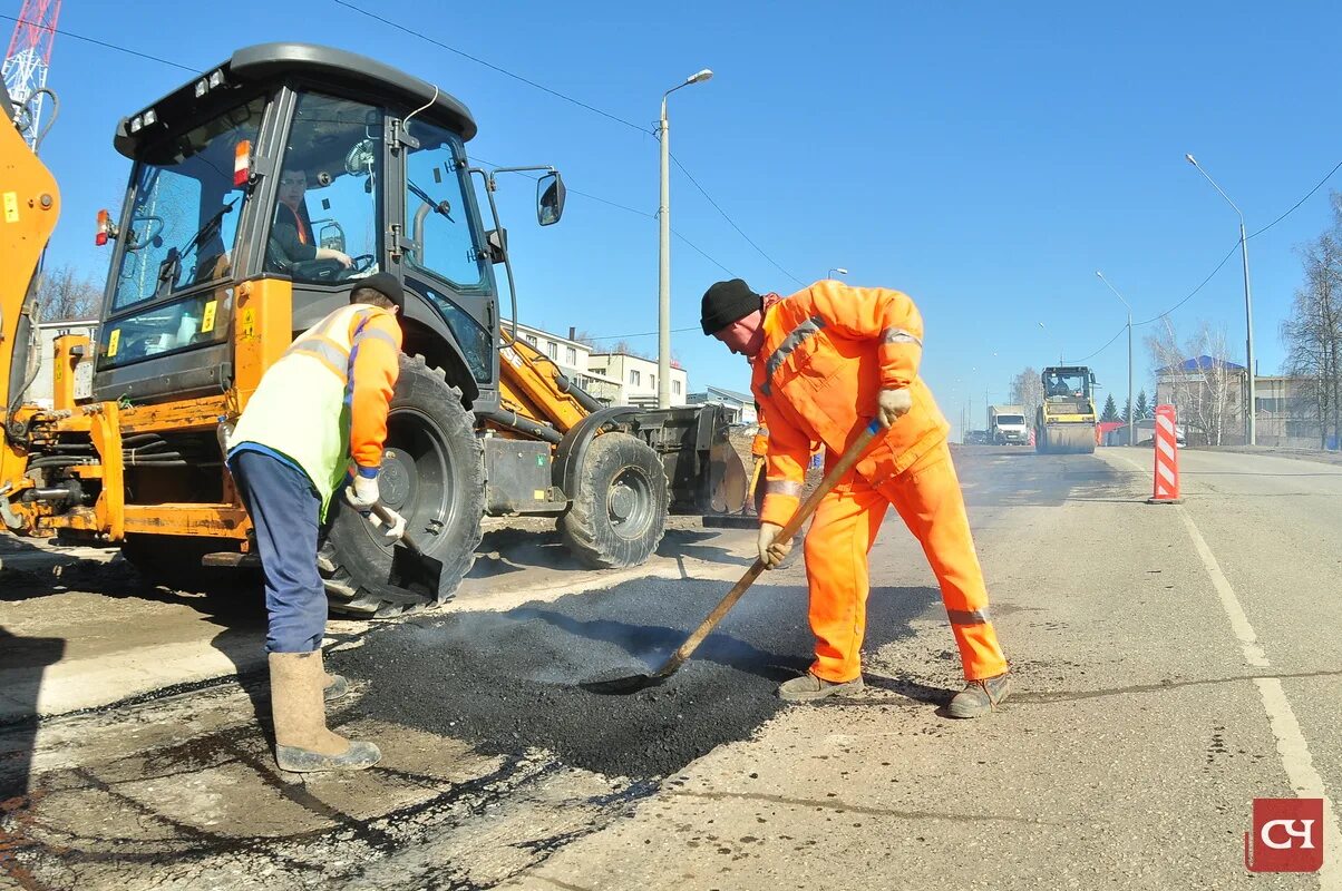 дорожные работники. красивые дорожные рабочие. требуется дорожный рабочий. дорожные работы. разнорабочий.