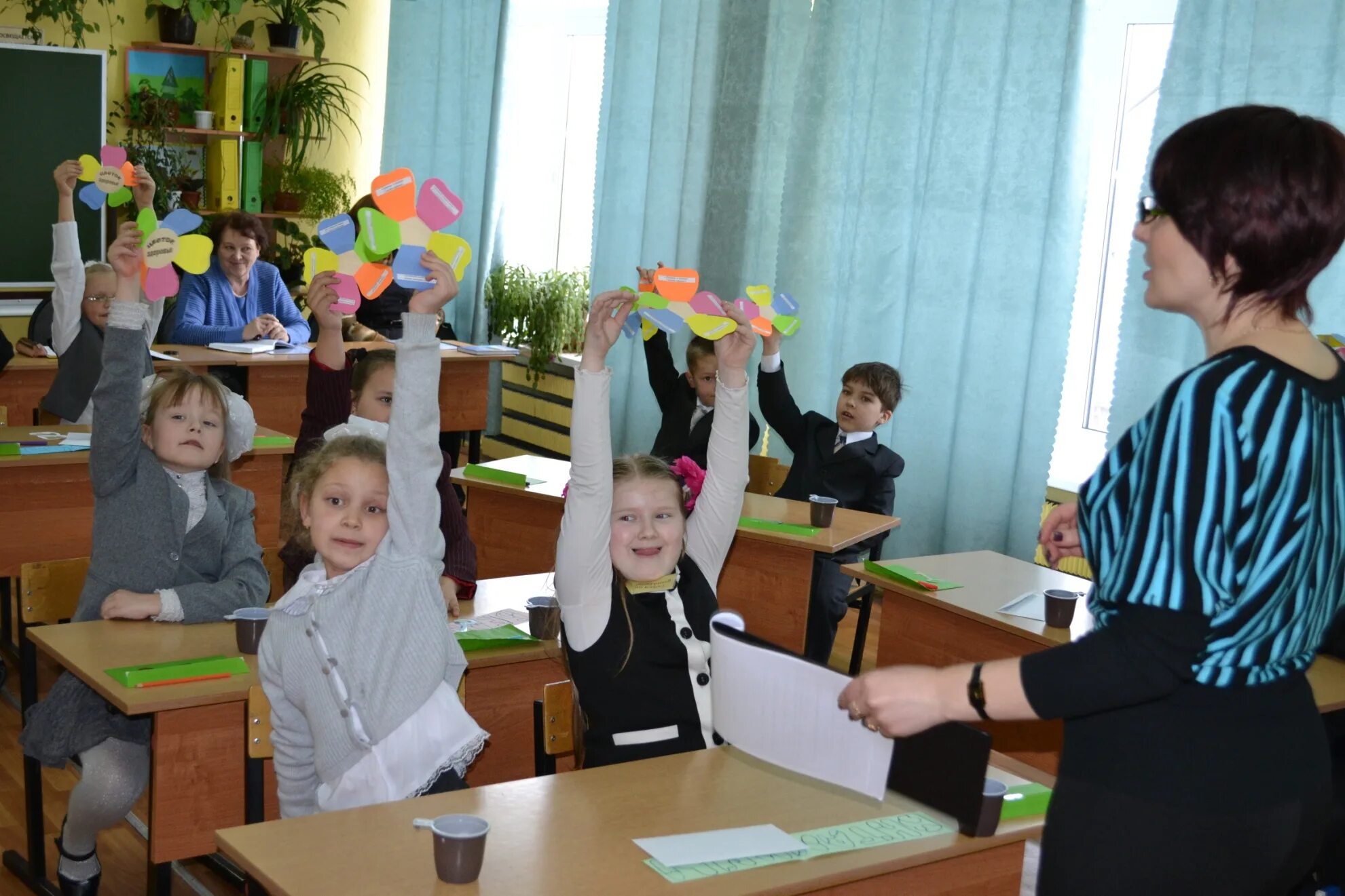 Урок в начальной школе. Школа урок 1 класс. Первый класс на уроке. Урок в классе. Внеклассные уроки в школе