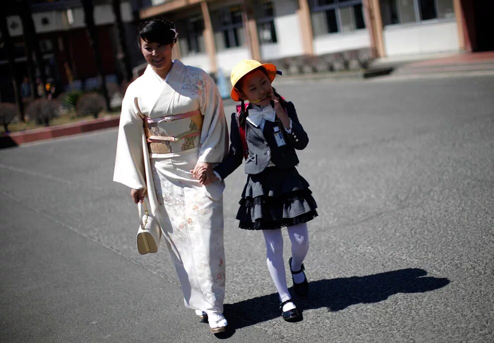 Школа в Японии. Японские школьники. Японские дети в школе. Япония дети в школе. Японская мама пришла