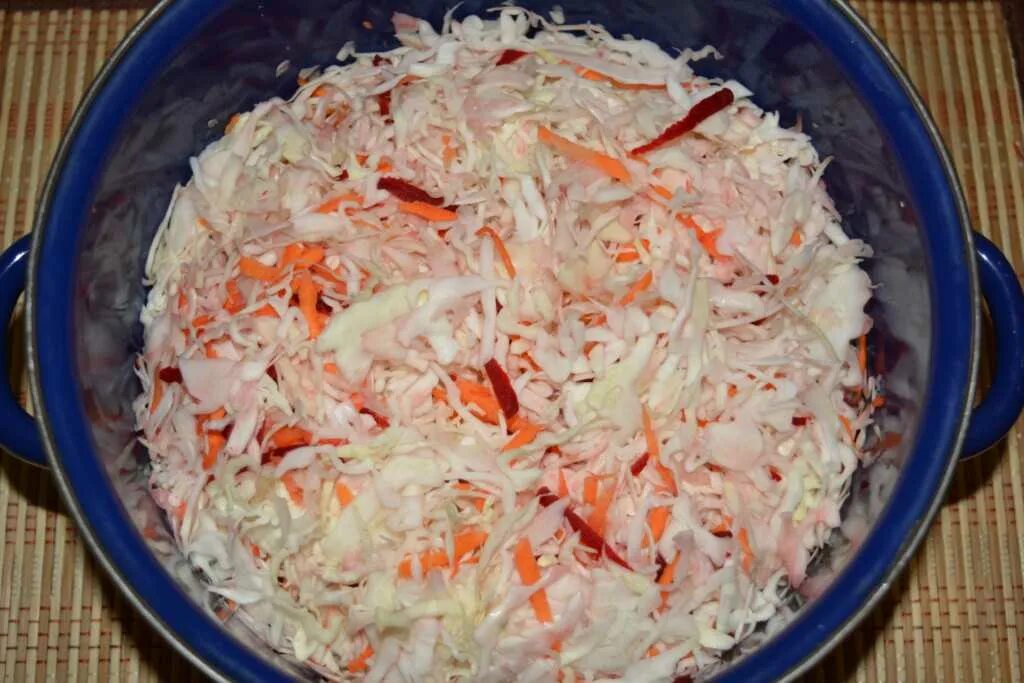 Капуста маринованная с чесноком быстрого приготовления. Малосольная капуста быстрого приготовления за 1 день. заливная капуста быстрого приготовления. маринованная соленая капуста. квашеная капуста крупной нарезки.
