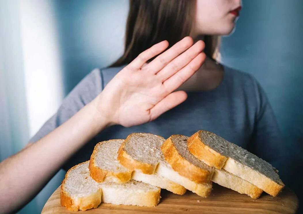 Еда невкусная почему. Человек ест хлеб. Белый хлеб. Хлеб для диеты. Девушка ест хлеб.