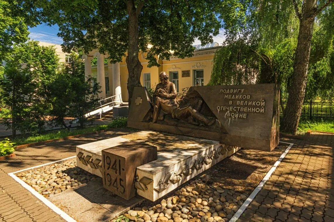 Памятник военным медикам Тамбов. Памятник подвигу медиков в Великой Отечественной войне Тамбов. Памятники Великой Отечественной войны в Тамбове. Памятник погибшим в Великой Отечественной войне Тамбов.