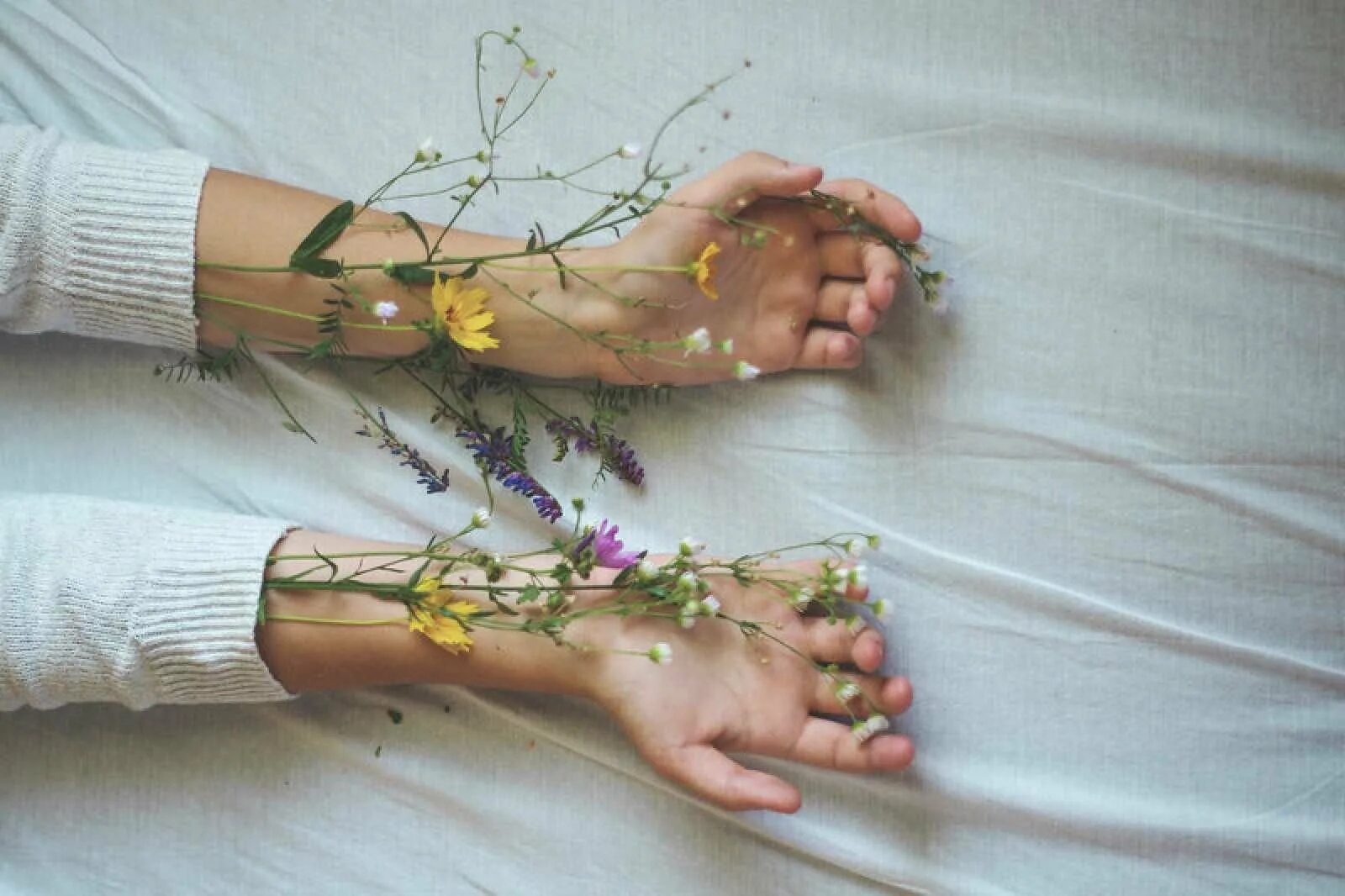 Делай от души делай от руки. Руки Эстетика. Цветы и руки Эстетика. Живой цветок на запястье. Руки в цветах Эстетика.
