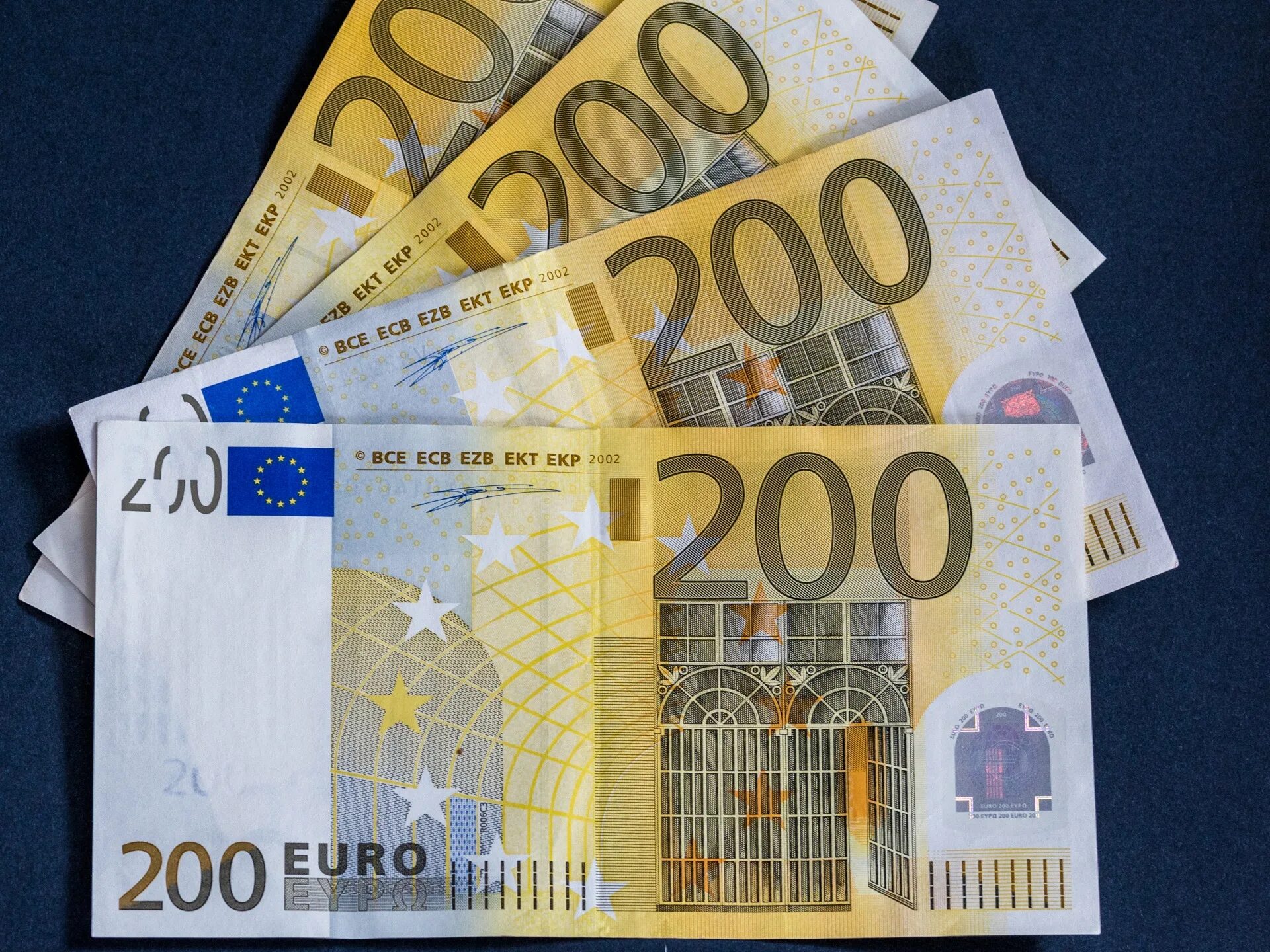 Банкноты евро 200. 200 Евро. Двести евро купюра. 200 Евро оригинал. Образцы евро купюр