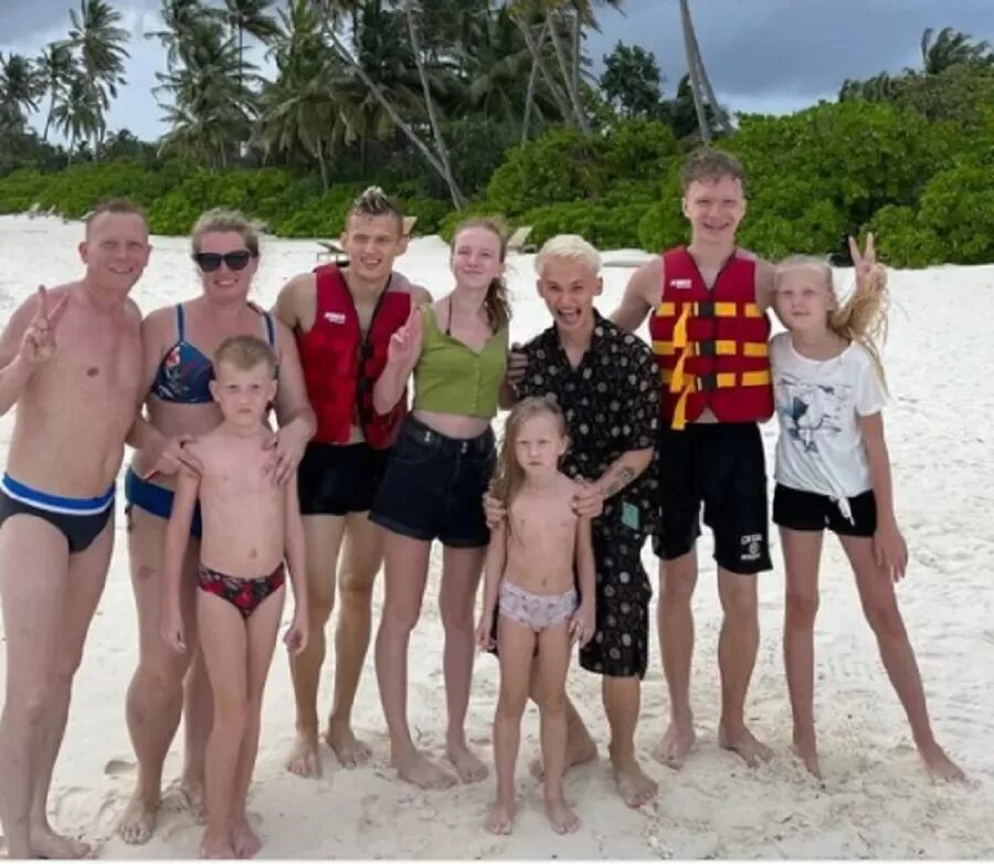 Отец дани милохина. Семья дани милохина. Родители дани милохина. Приемные родители милохина. Родители дани милохина 2020.