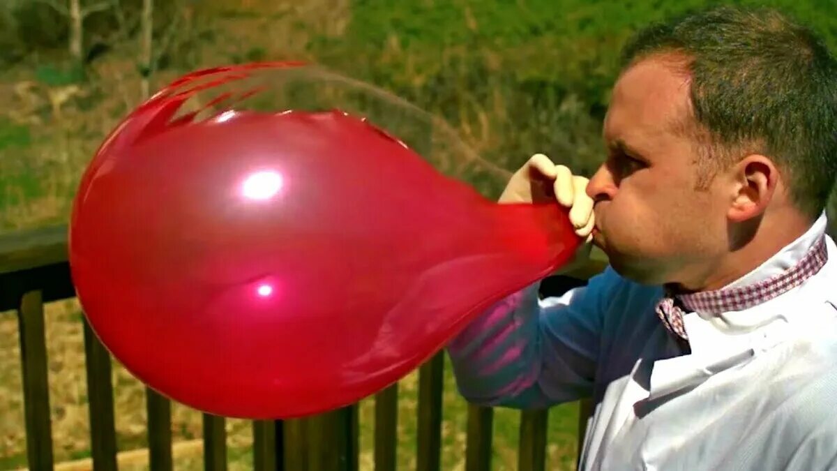 Воздушные шарики надувать. Лопнувший воздушный шарик. Надувает воздушный шар. Воздушный шар лопнул. Почему шар сдувается