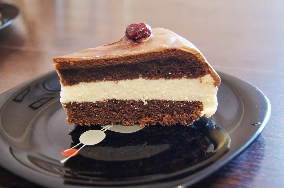 Торт с творожным кремом рецепт. Шоколадно творожный торт. Шоколадный торт с творожным кремом. Шоколадный тортик с творожным кремом. Шоколадный бисквит с творожным кремом.