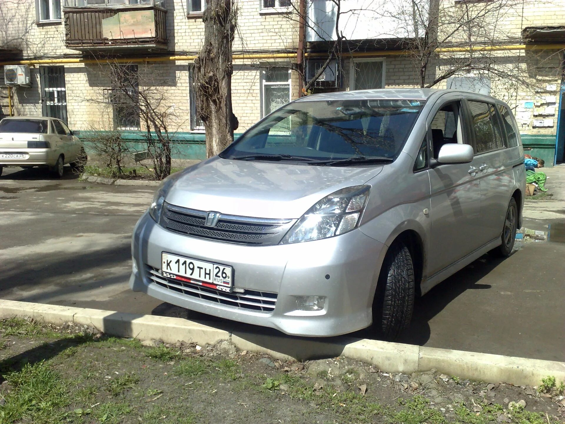 Москва тойота исис. Toyota Isis. Тойота Исис 2004. Тойота Исис 2015. Тойота Исис драйв 2.