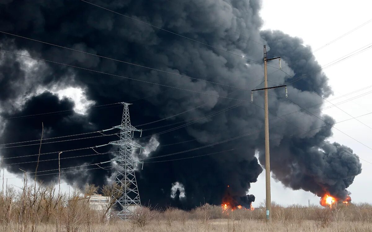 Удар по нефтебазе сегодня. Белгород Нефтебаза взрыв. Белгород обстрел Белгородской нефтебазы. Белгород вертолеты Нефтебаза взрыв. Пожар на нефтебазе в Белгороде.