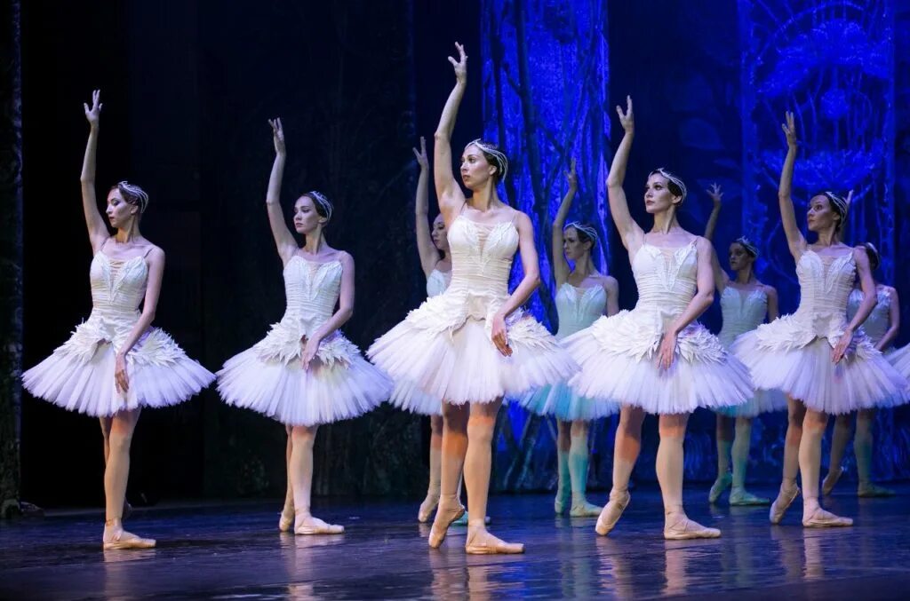 Балетмейстеры лебединое озеро в большом театре. New york city ballet balanchine. Балет лебединое озеро гкчп. Русский классический театр балета лебединое озеро. Балета «русский балет» «семь красавиц».